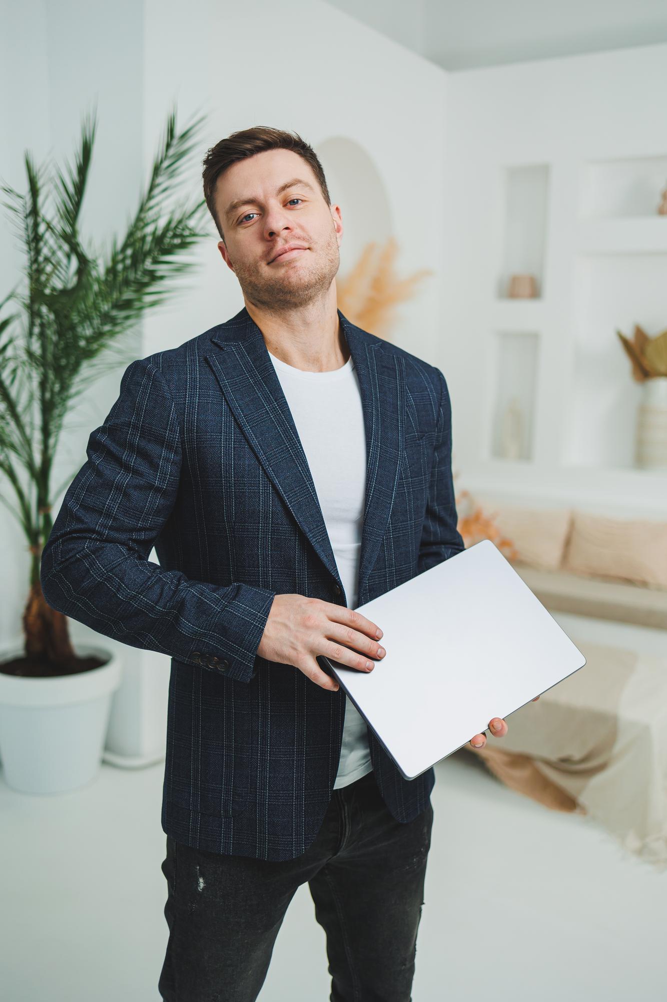 Consultant imobiliar cu portofoliu în mână într-un birou luminos